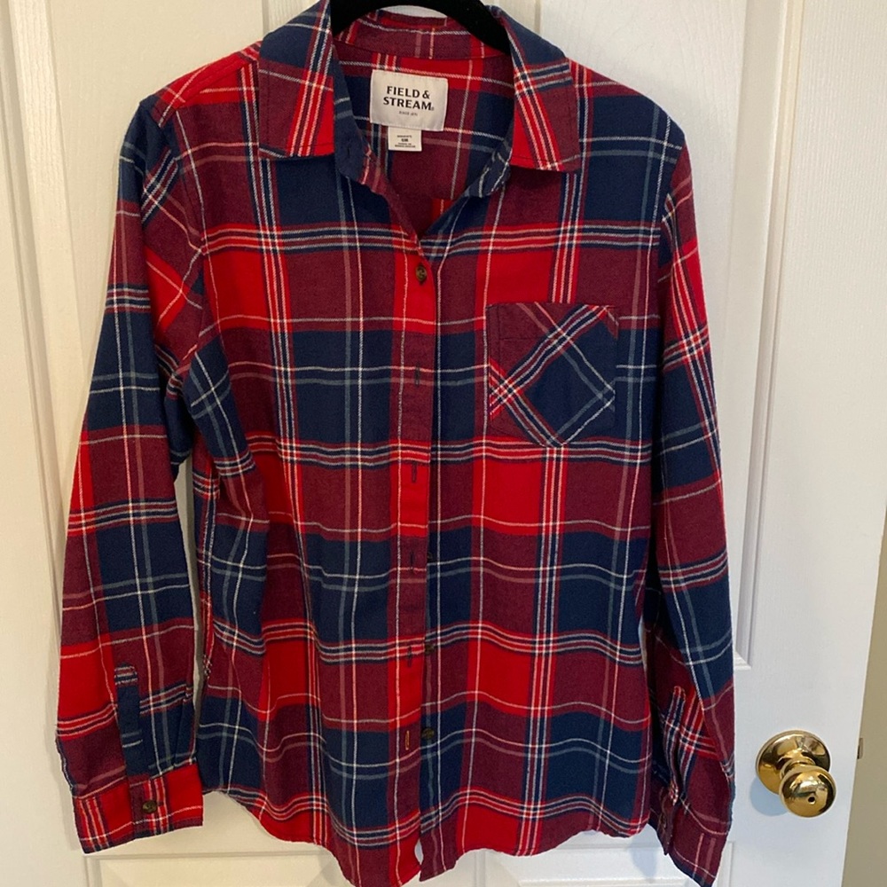 NWOT Field and stream women’s small plaid lightweight flannel.